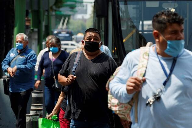 People wear masks as they walk on the streets od Mexico City, Mexico, 24 April 2020. Daily life in Mexico City !ACHTUNG: NUR REDAKTIONELLE NUTZUNG!  Copyright: xJosexMendezx AME5596 20200424-637233646793651374