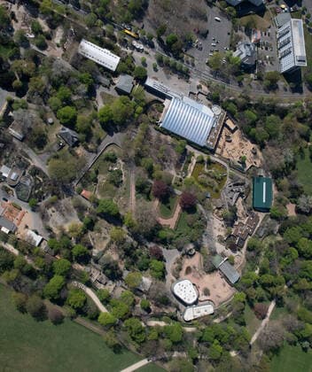 GER Sachsen Luftbildfotografie - Luftbildaufnahmen . hier Blick auf den Dresdner Zoo mit Gehegen und Tierhaeusern 23.04.20 230420 ddbd