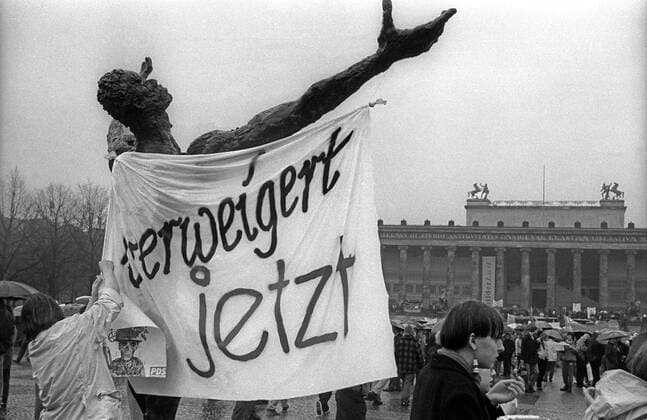 Demo gegen Wehrpflicht Deutschland, Berlin, 01.04.1991, Wehrkraftgegner im Lustgarten: verweigert jetzt, Â *** Demo against military service Germany, Berlin, 01 04 1991, opponents of military service in the pleasure garden refused now, Â