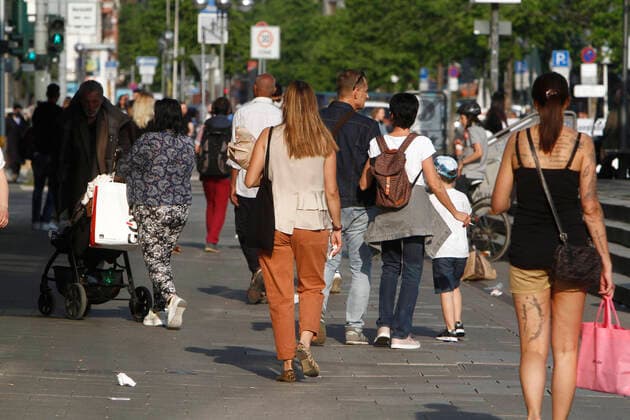 Nach der Lockerung der Schutzmaßnahmen und Wiedereröffnung der Geschäfte ist die Einkaufsstraße und Fußgängerzone Zeil in der Innenstadt Frankfurt wieder mit vielen Passanten gefüllt, die nicht immer den vorgeschriebenen Mindestabstand und das Kontaktverbot einhalten, Hessen, Deutschland