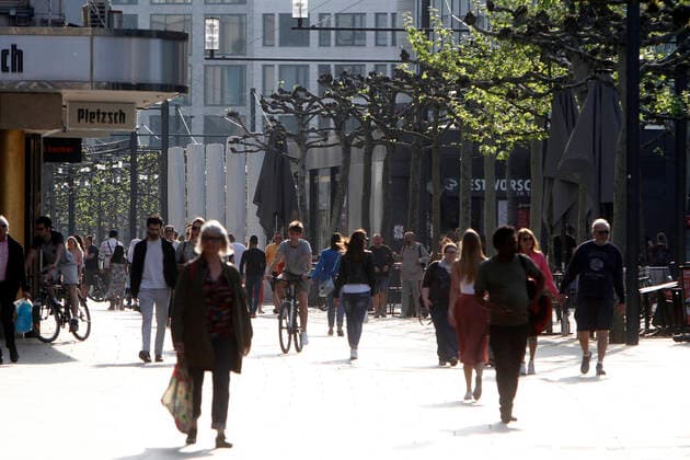 Nach der Lockerung der Schutzmaßnahmen und Wiedereröffnung der Geschäfte ist die Einkaufsstraße und Fußgängerzone Zeil in der Innenstadt Frankfurt wieder mit vielen Passanten gefüllt, Hessen, Deutschland