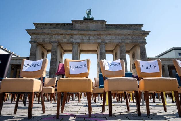 Leere Stühle: Protest von Gastronomen Mit leeren Stühlen vor dem Brandenburger Tor protestieren Gastronomen, Veranstalter und Hoteliers wegen ihrer Ansicht nach unzureichenden Corona-Hilfen. Sie fordern eine Aufstockung des Kurzarbeitergeldes auf 90%, die Erweiterung des Bundeszuschusses Soforthilfe für Unternehmen auch mit mehr als 10 Mitarbeitern und eine Klare Exit-Strategie des Lockdowns. Â Berlin Berlin Deutschland