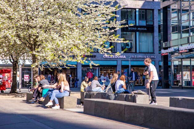 Seit Montag, 20. April 2020 dürfen in Leipzig bzw. ganz Sachsen wieder Geschäfte bis zu einer Größe von 800 Quadratmetern öffnen. Das Abstandsgebot ist hierbei oberstes Kriterium. Die Menschen stehen Schlange vor den Geschäften und halten Abstand zueinander.