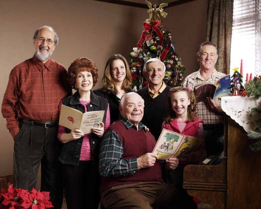 A GRANDPA FOR CHRISTMAS, Richard Libertini, Katherine Heldmond, Tracy Nelson, Ernest Borgnine, Jamie Farr, Juliette Goglia, Quinn Redeker, 2007. photo: Tracey Morris Hallmark Entertainment Courtesy: Everett Collection Hallmark Entertainment Courtesy Everett Collection !ACHTUNG AUFNAHMEDATUM GESCHÃ„TZT! PUBLICATIONXNOTxINxCANxCHNxFRAxITAxJPNxNORxPOLxRUSxESPxUKxUSA Copyright: xHallmarkxEntertainment CourtesyxEverettxCollectionx TCDGRFO EC013