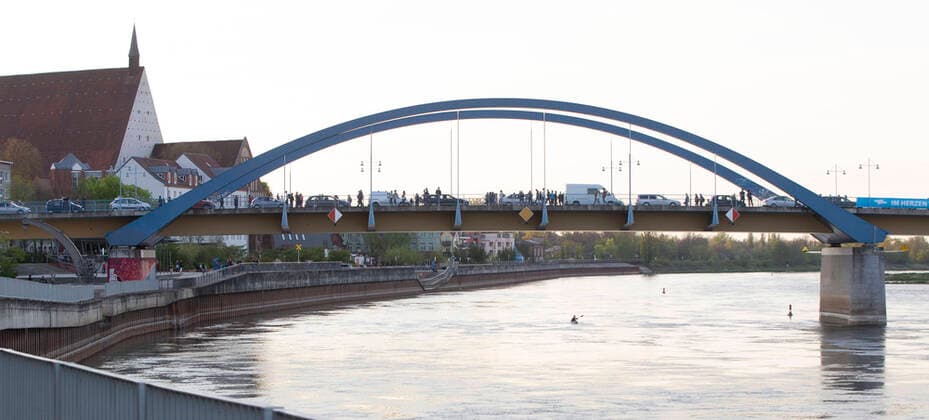 Frankfurt (Oder), 25.04.2020 - Stadtbruecke - Doppelstadt will Normalitaet - Demo unter dem Motto: Grenzen auf In Frankfurt (Oder) und Slubice versammeln sich Hunderte von Menschen an und auf der Stadtbruecke und am Oderufer. Unter der Losung: Lasst uns zur Arbeit und nach Hause forderten sie die Grenzöffnung. Es geht um Menschen, die beiderseits der Oder arbeiten, um deutsche und polnische Schueler (insgesamt ca 500 Schulpflichtige), die in Gymnasien in Frankfurt(Oder) und Schulen in Slubice lernen. Demo-Organisator Michael Kurzwelly und Krzysztof Wojciechowski (Verwaltungsdirektor des Collegium Polonicum in Slubice) verlangten in ihren Reden auf der Stadtbruecke eine neue Regelung für die Grenzregion. Ministerraesident Dietmar Woidke plaediert in seinen Ausfuehrungen vom Freitag im Brandenburgischen Landtag trotz Corona-
