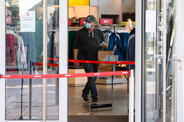 25.04.2020, xtgx, Folgen des Corona Virus in Wolfsburg, Kunden mit Masken im Designer Outlet Wolfsburg (DOW, Outlet Center). In Wolfsburg gilt eine Pflicht, in allen Geschaeften und in Bussen eine Maske zu tragen, die Mund und Nase bedeckt. Symbolfoto Mundschutzpflicht, Mundschutz, Maske, Maskenpflicht, Einkaufen, Konsum, Wirtschaft, Shopping. Wolfsburg