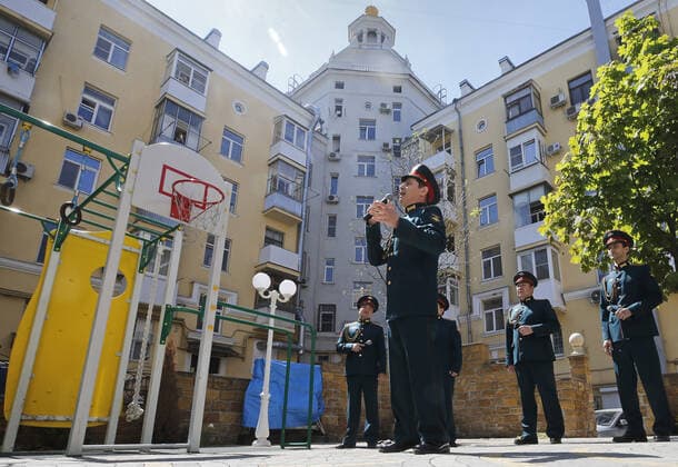 ROSTOV-ON-DON, RUSSIA - APRIL 25, 2020: Singers of the Song and Dance Ensemble of the Russian Army Southern Military District perform outside a block of flats to cheer up people who have to stay at home due to lockdown measures amid the pandemic of the novel coronavirus disease (COVID-19). The open-air concert is part of a series of concerts, which the military musicians plan to perform in various residential areas of the city ahead of the forthcoming 75th anniversary of Soviet Victory in the Great Patriotic War (part of WWII). Rostov-on-Don has been on lockdown since 31 March 2020. Valery Matytsin TASS  TS0D70AB