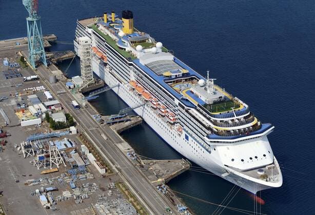 Bilder des Jahres 2020, News 04 April News Themen der Woche KW17 News Bilder des Tages New coronavirus Photo taken from a Kyodo News helicopter shows the Costa Atlantica cruise ship anchored in the southwestern Japan city of Nagasaki on April 25, 2020. The Nagasaki prefectural government said the same day that 148 of 623 crew members have so far tested positive for the new coronavirus. 