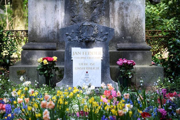 Bilder des Jahres 2020, Entertainment 04 April Entertainment Themen der Woche KW17 News Bilder des Tages Hamburg 25.04.2019, Fast vier Monate nach seinem Tod hat Jan Fedder auf dem Ohlsdorfer Friedhof einen Grabstein bekommen. Auf den Stein ist eine weiße Marmorplatte angebracht. In goldener Schrift stehen darauf Jan Fedders Name, sein Geburtsdatum und sein Sterbedatum sowie die romantische Inschrift Liebe ist unsterblich . Das Holzkreuz auf der letzten Ruhestätte des Hamburger Volksschauspielers Jan Fedder ist verschwunden. Darunter ist ein Wappen mit einem Herz, einem goldenen Tor und einem Anker zu sehen. VERSTORBENER JAN FEDDER BEKOMMT GRABSTEIN MIT ROMANTISCHER INSCHRIFT, Hamburg-Ohlsdorf Hamburg Deutschland *** Hamburg 25 04 2019, Almost four months after his death, Jan Fedder received a gravestone in Ohlsdorf cemetery A white marble slab has been placed on the stone, his date of birth and his date of death as well as the romant