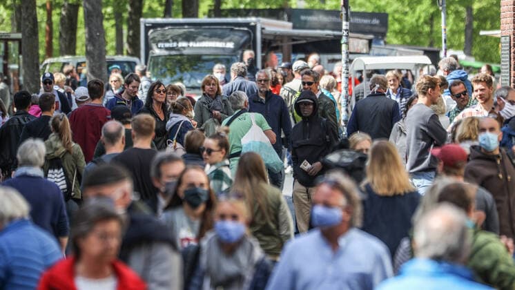 News Bilder des Tages DEU, Deutschland, Nordrhein-Westfalen, Münster, 25.04.2020: Erster Shopping Samstag in der Corona Krise. Blick über den Prinzipalmarkt und den Michaelisplatz zum Domplatz