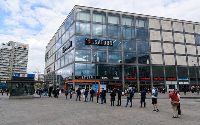 Bilder des Jahres 2020, News 04 April News Themen der Woche KW17 News Bilder des Tages Warteschlange vor dem Saturn am Berliner Alexanderplatz Seit Mittwoch den 22.04. können Verbraucher in Berlin auch in zahlreichen Geschäften jenseits des Lebensmittelhandels wieder einkaufen. Die Regelung gilt für Läden mit einer Verkaufsfläche von bis zu 800 Quadratmetern. Auch Kauf- und Warenhäuser dürfen öffnen, solange sie mit einer entsprechend verkleinerten Verkaufsfläche öffnen. Hier im Bild stehen die Menschen Schlange, um in den Saturn am Alexanderplatz zu gelangen., Berlin Berlin Deutschland Kreuzberg *** Queue in front of Saturn on Berlins Alexanderplatz Since Wednesday, April 22, 2004, consumers in Berlin have been able to shop again in numerous stores beyond the food trade The regulation applies to stores with a sales area of up to 800 square meters Department stores and warehouses may also open, as long as they ope