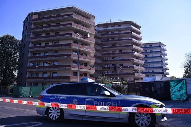 Bilder des Jahres 2020, News 04 April News Themen der Woche KW17 News Bilder des Tages Corona-Massentest in Grevenbroicher Hochhaus am 26.04.2020 in Grevenbroich Zwei Familien, die positiv auf das Coronavirus getestet wurden, haben sich nicht an die verordnete Quarantäne gehalten. Da die acht Personen weiterhin Kontakt zu ihren Nachbarn hielten, wird jetzt ein Reihentest erforderlich. Rund 450 Menschen, die in den sogenannten Wabenhäusern leben, müssen sich am 26.04.2020 einem Corona-Test unterziehen. *** Corona mass test in Grevenbroich high-rise building on 26 04 2020 in Grevenbroich Two families that tested positive for corona virus did not comply with the prescribed quarantine As the eight people continued to maintain contact with their neighbours, a row test is now required Approximately 450 people living in the so-called honeycomb houses will have to undergo a corona test on 26 04 2020 xHDx