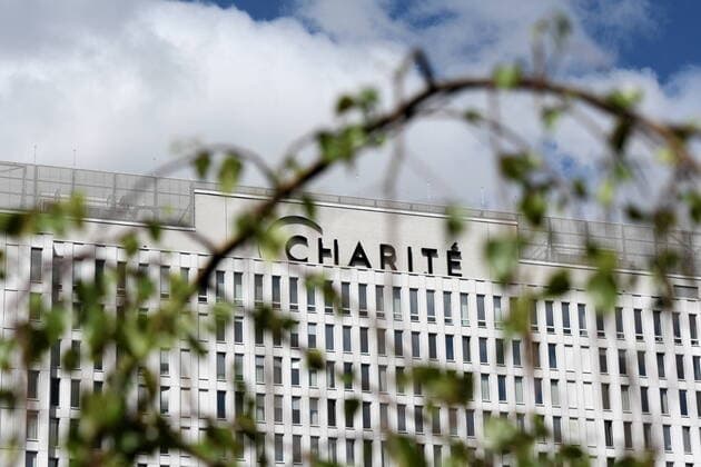 Schriftzug der CharitÃ am Bettenhaus der Klinik in Berlin-Mitte. CharitÃ - Campus Berlin-Mitte