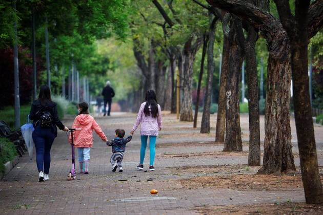 News Themen der Woche KW17 News Bilder des Tages A woman and her daughters go for a walk in Cordoba, Spain, 26 April 2020, on the first day minors are allowed an hour a day walk since lockdown was ordered in Spain 44 days ago in an attempt to flatten the coronavirus curve. Minors allowed an hour a day walk during lockdown !ACHTUNG: NUR REDAKTIONELLE NUTZUNG!  Copyright: xSalasx GRAF6024 20200426-637234995599731111