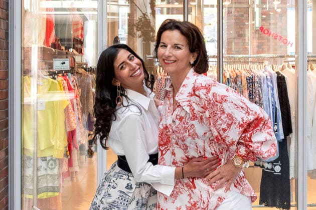 Bilder des Jahres 2020, Entertainment 04 April Entertainment Themen der Woche KW17 Evanthia Benetatou und Claudia Obert beim Fototermin vor der Boutique Luxus Clever . Hamburg, 25.04.2020 *** Evanthia Benetatou and Claudia Obert at the photo session in front of the boutique Luxus Clever Hamburg, 25 04 2020 Foto:xM.xWehnertx xFuturexImage