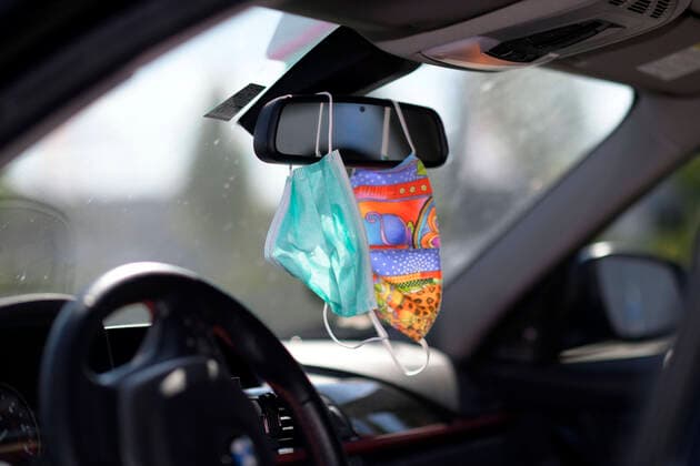 26.04.2020, Symbolbild, Corona-Krise, Gesichtsmasken hängen in einem Auto am Spiegel bereit. In Deutschland gilt ab Montag 27.04.2020 eine Maskenpflicht beim Einkaufen und in ÖPNV. 26.04.2020, Corona-Krise, Maskenpflicht ab 27.04.2020 26.04.2020, Corona-Krise, Maskenpflicht ab 27.04.2020