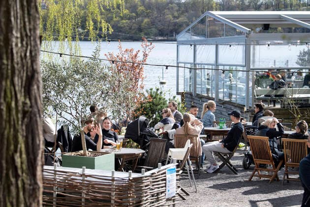 People enjoy the spring weather at an outdoor restaurant in Stockholm, Sweden April 26, 2020 STOCKHOLM SWEDEN x10070x,  Copyright: xJessicaxGow TTx DAILY LIFE SWEDEN CORONA