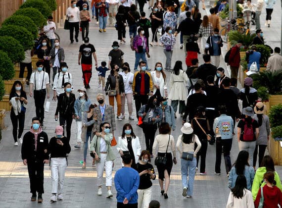 News Themen der Woche KW17 News Bilder des Tages Chinese no longer practice safe social distancing but continue to wear protective face masks while visiting a popular entertainment area even though the government has declared the threat of the Covid-19 outbreak basically finished in Beijing on Sunday, April 26, 2020. As the rest of the world, especially the United States, is wrestling with the deadly novel coronavirus pandemic, daily life in China is gradually returning to normal.  PEK2020042607 STEPHENxSHAVER