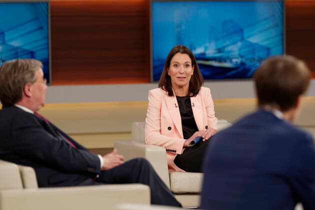 Anne Will 2020-04-26, Berlin, Deutschland - Anne Will, TV-Journalistin und Moderatorin der gleichnamigen Sendung im Ersten Deutschen Fernsehen. Thema der Talkrunde: Sorge vor zweiter Infektionswelle - lockert Deutschland die Corona-Maßnahmen zu forsch? *** Anne Will 2020 04 26, Berlin, Germany Anne Will, TV journalist and presenter of the programme of the same name on German Televisions First German Television Topic of the Talk Round Concern about the second wave of infection Germany relaxes corona measures to research