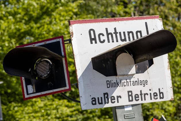 Gross-Umstadt am 26.April 2020 v.l., Gleisbauarbeiten, Bahnstrecke zwischen Richen und Gross-Umstadt, Symbolbild: Achtung Blinkanlage ausser Betrieb Foto: Joaquim Ferreira Copyright: JoaquimxFerreira