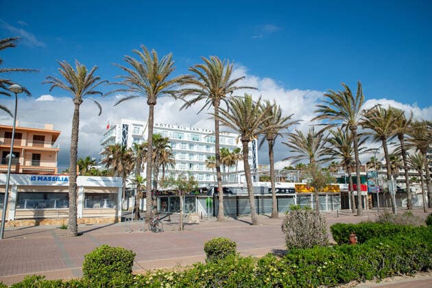 20200426 Children go out of the Home in Mallorca during Corona Lock down PALMA DE MALLORCA, SPAIN - APRIL 26 2020 : Hotel Riu San Francisco at the Playa de Palma at - Children go out of the Home in Mallorca during Corona Lock down on April 26, 2020 in Palma de Mallorca, . Palma de Mallorca Baleares Spain