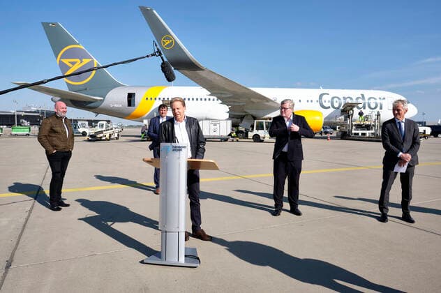 Bilder des Jahres 2020, News 04 April News Themen der Woche KW17 Bernd Osterloh (Vorsitzender des Gesamt- und Konzernbetriebsrats der Volkswagen AG), Gunnar Kilian (Vorstandsmitglied der Volkswagen AG), Raoul Hille (Geschäftsführer des Flughafens Hannover), Bernd Althusmann (Niedersächsischer Minister für Wirtschaft) und Ralf Teckentrup (CEO von Condor Flugdienst) - Volkswagen empfängt Luftfracht mit 5 Million Schutzmasken und medizinische Hilfsmaterialien aus China auf dem Hannover Airport. Hannover, 26.04.2020 *** Bernd Osterloh Chairman of the General and Group Works Council of Volkswagen AG , Gunnar Kilian Member of the Board of Management of Volkswagen AG , Raoul Hille Managing Director of Hanover Airport , Bernd Althusmann Minister for Economic Affairs of Lower Saxony and Ralf Teckentrup CEO of Condor Flugdienst Volkswagen receives air freight with 5 million protective masks and medical supp Foto:xU.xStammx xFuturexImage