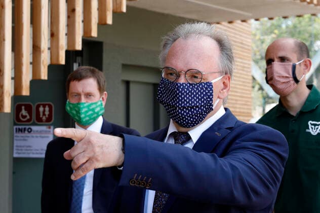 Michael Kretschmer, Reiner Haseloff und Dennis Müller beim Pressegespräch über das weitere Vorgehen in der Corona-Pandemie im Zoo Halle. Halle (Saale), 26.04.2020