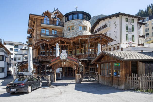 Ischgl 23.04.2020, Ischgl, AUT, Coronaviruskrise, das taegliche Leben in Ischgl. Seit Mitternacht gehoert die Quarantaene, die ueber das Tiroler Paznauntal sowie ueber die Gemeinden St. Anton am Arlberg und Soelden verhaengt war, der Vergangenheit an. Grundlage fuer die Entscheidung war die geringe Zahl an Neuinfektionen in den vergangenen Tagen. im Bild Situation in Ischgl, Apres Ski Kuhstall Situation, the Daily Life during the Coronavirus Pandemie in Ischgl. Since midnight, the quarantine that was imposed on the Tyrolean Paznaun Valley and the communities of St. Anton am Arlberg and Soelden has been a thing of the past. The decision was based on the low number of new infections in the past few days. Austria on 2020 04 23.
