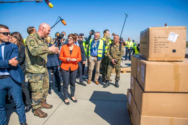 Bilder des Jahres 2020, News 04 April Amtshilfe der Bundeswehr in der Corona-Krise: Bundeswehr transportiert mit Antonow 225 Schutzmasken von China nach Leipzig Verteidigungsministerin Annegret Kramp-Karrenbauer (CDU) begrüßt ressortübergreifende Luftbrücke vor Ort in der Messestadt Auf dem Flughafen Leipzig Halle wird am Montag, den 27. April 2020 eine Lieferung mit Schutzmaterial aus China eintreffen. Mehr als zehn Millionen Schutzmasken kommen als Bundeswehr-Transport mit einer Antonow 225, dem größten und schwersten Frachtflieger der Welt, aus dem chinesischen Tianjin auf dem Flughafen Leipzig Halle an. Bundesministerin der Verteidigung Annegret Kramp-Karrenbauer ist vor Ort in Leipzig, wenn die zweite von insgesamt drei Maschinen auf dem Flughafen der Messestadt landet. Das Bundesministerium der Gesundheit hatte sich Anfang April mit der Bitte um Unterstütz