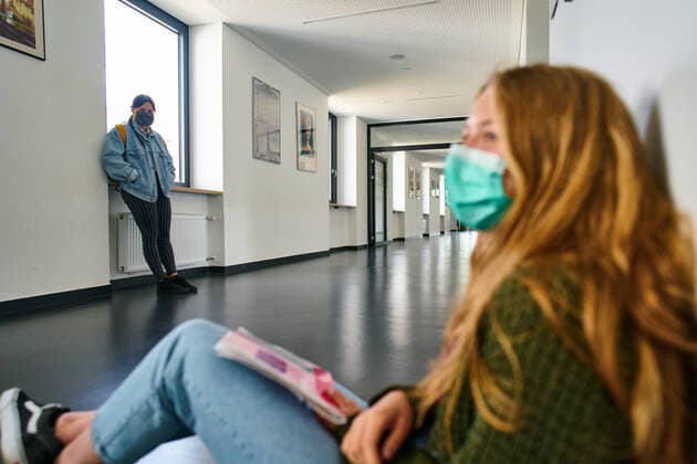 Marktoberdorf, Germany, April 27, 2020. After a long break down, students of the final grade are back to high school (Gymnasium) due to the Corona virus disease (COVID-19) on April 27, 2020 in Marktoberdorf, Germany. Advice: Property released