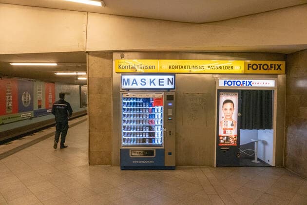 27.04.2020,Berlin,Deutschland,GER, die Stadt in Zeiten der Corona Pandemie. Ab Montag, 27. April 2020, müssen Fahrgäste in öffentlichen Verkehrsmitteln im VBB-Gebiet, also auch in den Bussen und Bahnen der BVG, eine Mund-Nasen-Bedeckung tragen.Foto: Maskenverkauf aus dem Automaten im U-Bahnhof Turmstrasse.