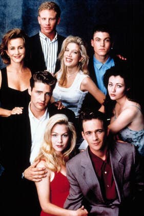 BEVERLY HILLS, 90210, 1990-2000, (front to back), Gabrielle Carteris, Ian Ziering, Tori Spelling, Brian Austin-Green, Jason Priestley, Shannen Doherty, Jennie Garth, Luke Perry, 1993 Courtesy Everett Collection !ACHTUNG AUFNAHMEDATUM GESCHÃ„TZT! PUBLICATIONXNOTxINxCANxCHNxFRAxITAxJPNxNORxPOLxRUSxESPxUKxUSA Copyright: xCourtesyxEverettxCollectionx TSDBEHI EC189
