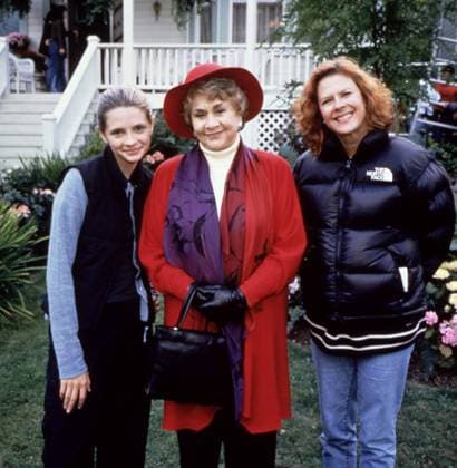 FRANKIE AND HAZEL, Mischa Barton, Joan Plowright, director JoBeth Williams on-set, 2000, Hallmark Entertainment Courtesy: Everett Collection Hallmark Entertainment Courtesy Everett Collection !ACHTUNG AUFNAHMEDATUM GESCHÃ„TZT! PUBLICATIONXNOTxINxCANxCHNxFRAxITAxJPNxNORxPOLxRUSxESPxUKxUSA Copyright: xHallmarkxEntertainment CourtesyxEverettxCollectionx TSDFRAN EC019