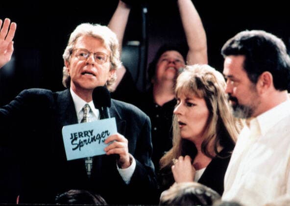 JERRY SPRINGER SHOW, Jerry Springer with audience members, 1991-present, (c)Universal TV courtesy Everett Collection Universal Courtesy Everett Collection !ACHTUNG AUFNAHMEDATUM GESCHÃ„TZT! PUBLICATIONXNOTxINxCANxCHNxFRAxITAxJPNxNORxPOLxRUSxESPxUKxUSA Copyright: xUniversal CourtesyxEverettxCollectionx TSDJESP EC005