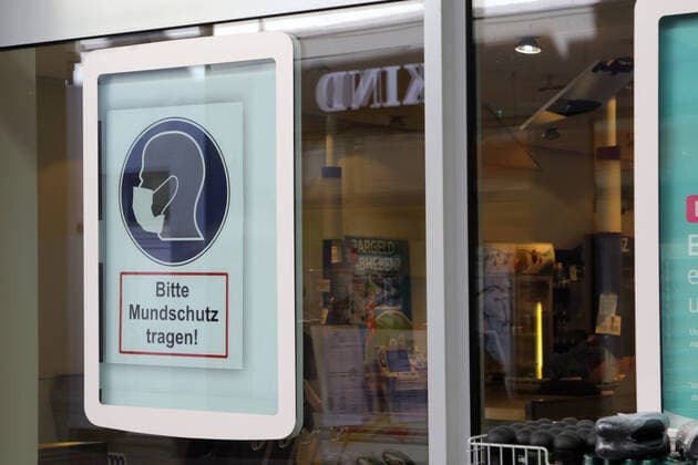 Maßnahmen gegen das Coronavirus Ein Plakat am Eingang zu einem Geschäft weist auf die Pflicht zum tragen von einem Mundschutz hin. Essen Nordrhein-Westfalen Deutschland