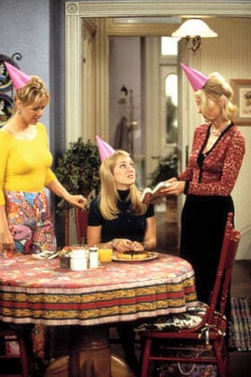 SABRINA THE TEENAGE WITCH, Caroline Rhea, Melissa Joan Hart, Beth Broderick, 1996-2003, episode Sabrina Gets Her License aired 9 26 97, (c)Viacom Productions Inc. courtesy Everett Collection Viacom Courtesy Everett Collection !ACHTUNG AUFNAHMEDATUM GESCHÃ„TZT! PUBLICATIONXNOTxINxCANxCHNxFRAxITAxJPNxNORxPOLxRUSxESPxUKxUSA Copyright: xViacom CourtesyxEverettxCollectionx TSDSATH EC034