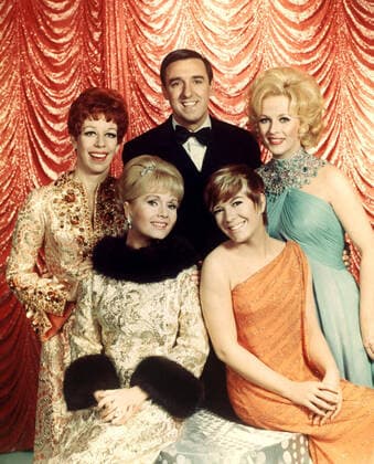GIRLFRIENDS AND NABORS, Carol Burnett, Jim Nabors, Debbie Reynolds, Vicki Carr, Mary Costa, 1968 Courtesy Everett Collection !ACHTUNG AUFNAHMEDATUM GESCHÃ„TZT! PUBLICATIONXNOTxINxCANxCHNxFRAxITAxJPNxNORxPOLxRUSxESPxUKxUSA Copyright: xCourtesyxEverettxCollectionx TTDGIAN EC001