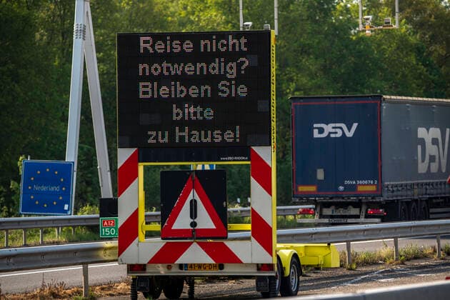 Deutsch Niederländische Grenze bei Emmerich-Elten, Autobahn A3, Signaltafel bittet die Reisenden, nur notwendige Fahrten in die Niederlande zu unternehmen, Auswirkungen der Coronakrise in Deutschland,