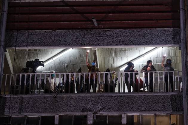 Habitants of the Multifamiliar Miguel Aleman give a serenade to the doctors, nurses and workers of the Hospital 20 de Noviembre in Mexico City, Mexico, 27 April 2020. Neighbors from a public hospital returned to their balconies and windows on Monday to acknowledge with applause, shouts and songs the efforts of doctors and nurses facing the COVID-19 pandemic in the Mexican capital. Neighbors of Mexican hospital applaud restrooms fighting COVID-19 !ACHTUNG: NUR REDAKTIONELLE NUTZUNG!  Copyright: xSashenkaxGutierrezx MEX405 20200428-637236517202936920
