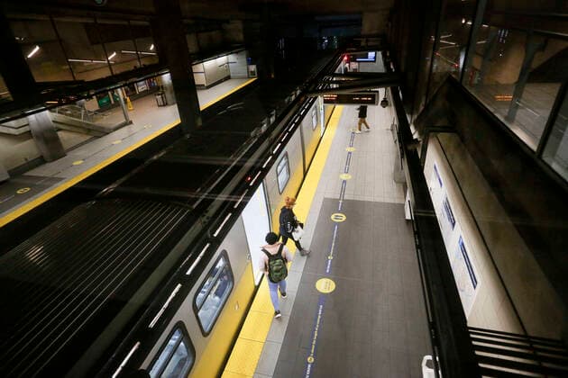 News Bilder des Tages (200427) -- VANCOUVER, April 27, 2020 (Xinhua) -- Passengers are seen on a platform at a Skytrain station in Vancouver, Canada, April 27, 2020. Metro Vancouver s transportation authority TransLink announced on Monday that it is laying off 1,492 workers with further reduction in services due to the massive downturn in ridership during the COVID-19 pandemic. As of Monday afternoon, there were 48,230 confirmed COVID-19 cases in Canada and 2,701 deaths. (Photo by Liang Sen Xinhua) CANADA-VANCOUVER-COVID-19-JOB CUTS 