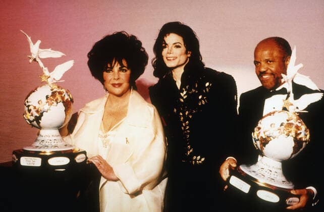 JACKSON FAMILY HONORS, Elizabeth Taylor, Michael Jackson, Berry Gordy, 1994 Courtesy Everett Collection !ACHTUNG AUFNAHMEDATUM GESCHÃ„TZT! PUBLICATIONXNOTxINxCANxCHNxFRAxITAxJPNxNORxPOLxRUSxESPxUKxUSA Copyright: xCourtesyxEverettxCollectionx PSDELTA EC016