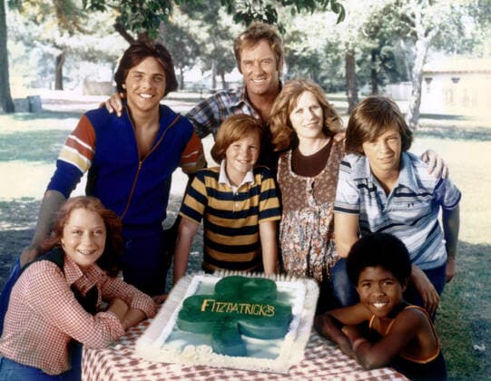 THE FITZPATRICKS, top from left: Clark Brandon, Bert Kramer, middle from left: Michele Tobin, Sean marshall, Mariclare Costello, James Vincent McNichol, bottom right: Derek Wells, 1977-78. Courtesy Everett Collection !ACHTUNG AUFNAHMEDATUM GESCHÃ„TZT! PUBLICATIONXNOTxINxCANxCHNxFRAxITAxJPNxNORxPOLxRUSxESPxUKxUSA Copyright: xCourtesyxEverettxCollectionx T8DFITZ EC001