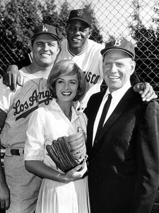 DONNA REED SHOW, 1958-66, Donna Reed, Leo Durocher, (back), Don Drysdale, Willie Mays, 4 28 60 Courtesy Everett Collection !ACHTUNG AUFNAHMEDATUM GESCHÃ„TZT! PUBLICATIONXNOTxINxCANxCHNxFRAxITAxJPNxNORxPOLxRUSxESPxUKxUSA Copyright: xCourtesyxEverettxCollectionx TBDDORE EC014