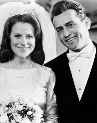 THE EXECUTION OF PRIVATE SLOVIK, from left, Mariclare Costello, Martin Sheen, aired March 13, 1974 Courtesy Everett Collection !ACHTUNG AUFNAHMEDATUM GESCHÃ„TZT! PUBLICATIONXNOTxINxCANxCHNxFRAxITAxJPNxNORxPOLxRUSxESPxUKxUSA Copyright: xCourtesyxEverettxCollectionx TBDEXOF EC010