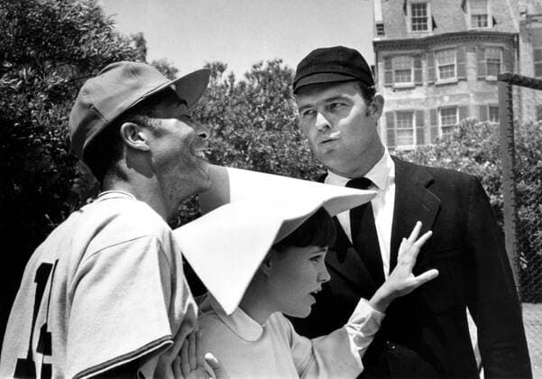 THE FLYING NUN, Willie Davis, Sally Field, Don Drysdale, The Big Game , (Season 3, Episode 1, aired September 17, 1969), 1967-70 Courtesy Everett Collection !ACHTUNG AUFNAHMEDATUM GESCHÃ„TZT! PUBLICATIONXNOTxINxCANxCHNxFRAxITAxJPNxNORxPOLxRUSxESPxUKxUSA Copyright: xCourtesyxEverettxCollectionx TBDFLNU EC024