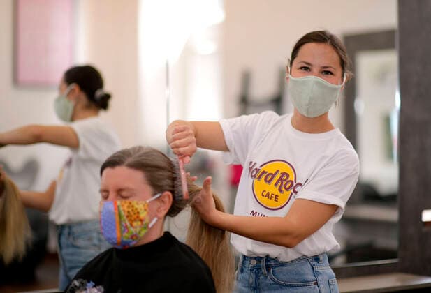 28.04.2020, Vorschau: Weitere Lockerungsmassnahmen in Bayern, wegen der Corona-Virus-Pandemie, ab 4.Mai dürfen Friseurläden wieder ihre Arbeit aufnehmen und Kunden bedienen. Wenn auch mit Maskenpflicht. Hier Friseurin Sabrina König aus Bad Wörishofen mit einer Kundin. (Gestellte Szene, Modelreleased) 28.04.2020, Friseure und Corona-Virus 28.04.2020, Friseure und Corona-Virus