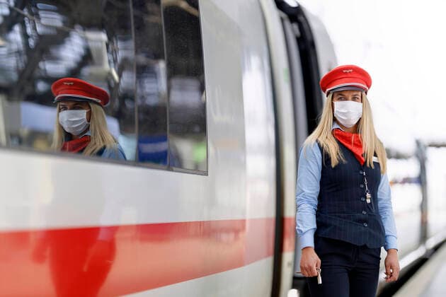 In Bussen, Bahnen und Zügen in NRW sowie auf Gleisen wie am Kölner Hauptbahnhof herrscht wegen der Coronakrise derzeit Maskenpflicht und Reisende erscheinen nur noch maskiert. Köln, 27.04.2020