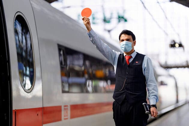 In Bussen, Bahnen und Zügen in NRW sowie auf Gleisen wie am Kölner Hauptbahnhof herrscht wegen der Coronakrise derzeit Maskenpflicht und Reisende erscheinen nur noch maskiert. Köln, 27.04.2020