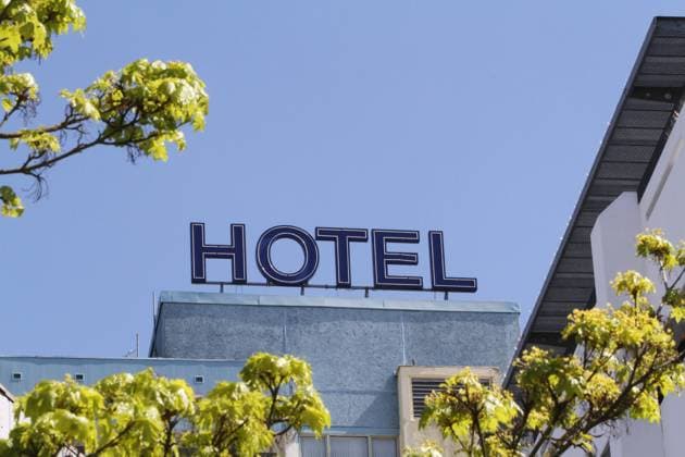 Blick am Montag (27.04.2020) in der Vier-Tore-Stadt Neubrandenburg (Landkreis Mecklenburgische Seenplatte) auf das Hotel am Ring. In Mecklenburg Vorpommern leidet die Tourismusbranche massiv unter der Corona Krise. Fast alle Hotels und Pensionen im Land sind geschlossen. Neue Gäste dürfen gegenwärtig nicht in den Nordosten einreisen. Das bereitet zahlreichen Hoteliers große Sorgen. Denn die Kosten laufen bei den Häusern nach wie vor weiter und noch ist kein Ende abzusehen. Hinsichtlich dessen will das Kabinett am Dienstag (28.04.2020) über weitere Lockerungen beraten. Die Tatsache dass es bei den Beratungen zu einer völligen Öffnung der Hotelbetriebe kommt ist jedoch höchst unwahrscheinlich.