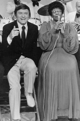 THE MIKE DOUGLAS SHOW, Mike Douglas, Ella Fitzgerald (1970s), 1961-82 Courtesy Everett Collection !ACHTUNG AUFNAHMEDATUM GESCHÃ„TZT! PUBLICATIONXNOTxINxCANxCHNxFRAxITAxJPNxNORxPOLxRUSxESPxUKxUSA Copyright: xCourtesyxEverettxCollectionx TBDMIDO EC085